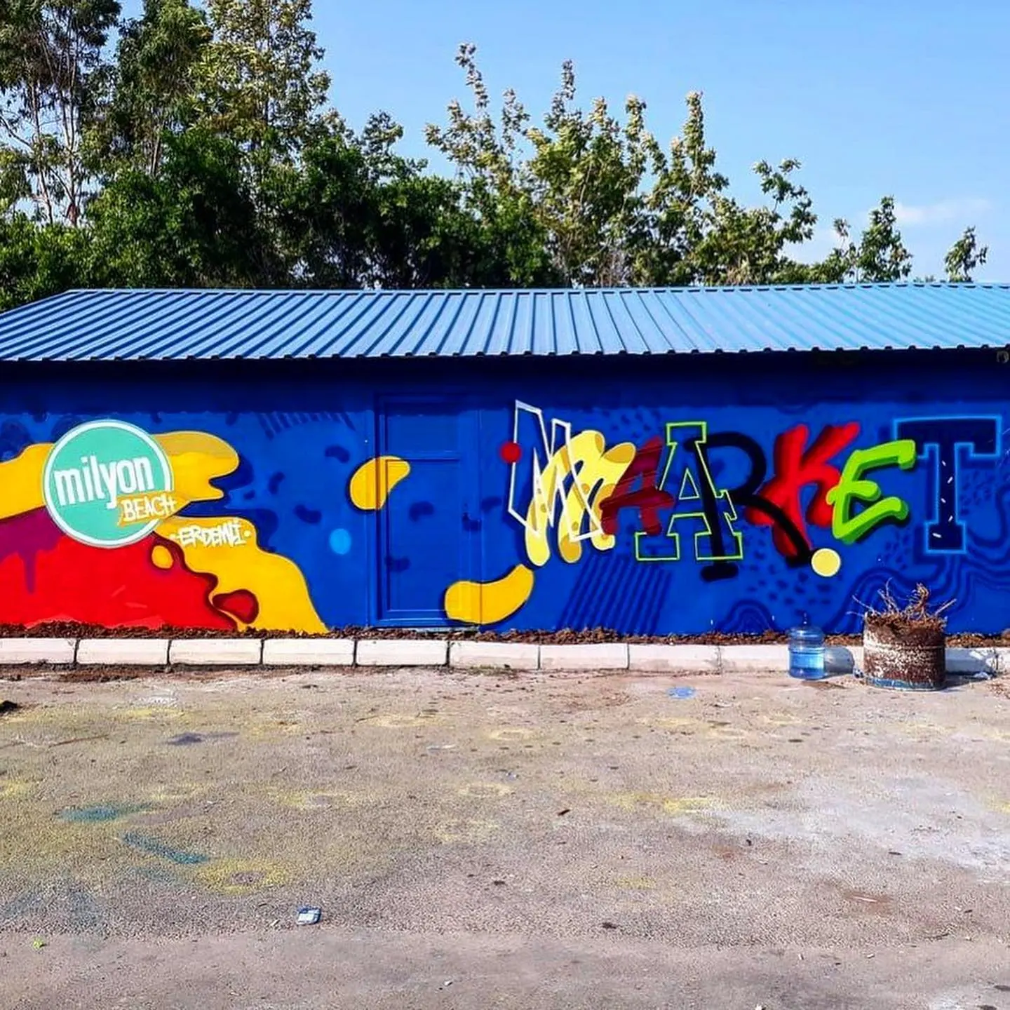 Mavi cephe üzerinde renkli Market yazısı