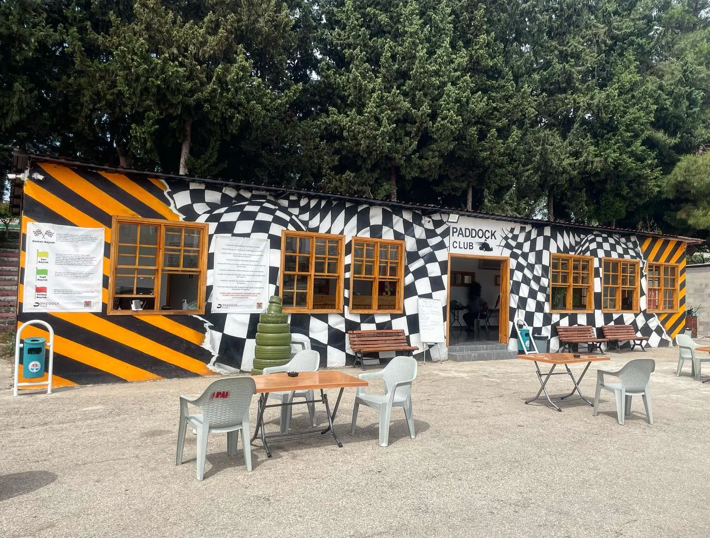 Sarı-siyah şeritli ve dama desenli yarış temalı cephe